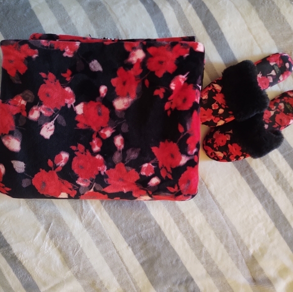Victoria's Secret floral sherpa blanket & slippers - Picture 4 of 10